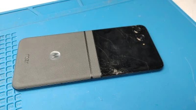 Wymiana zewnętrznego wyświetlacza w Motorola RAZR 50. Wszystko przebiegło tak jak należy i telefon znów wygląda jak nowy.
Replacing the external display on a Motorola RAZR 50. Everything went smoothly and the phone looks brand new again.