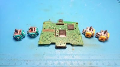 Tak wygląda wymiana analogów w padzie Dualsense do PS5. Montuję wersje magnetyczne HALL.
Po ich montażu problem driftu znika na zawsze.
Każdy pad po serwisie jest kalibrowany i zerowany.
 
This is how to replace the analog sticks on a PS5 Dualsense controller. I install the magnetic HALL versions.
After installing them, the drift problem...