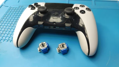 Dualsense Edge. Wymiana obydwu analogów na wersję TMR. Analogi marki K-Silver, model JS13PRO+
Ten typ kontrolera wymaga minimalnej modyfikacji która odblokowuje możliwość zapisania kalibracji po montażu.
Jak widać na załączonych zdjęciach cały proces zakończony pełnym sukcesem. Drift nie wróci a żywotność sprzętu znacząco została przedłużona.
 