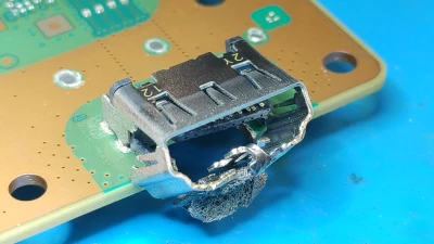 Tym razem wymiana portu HDMI w Playstation 5 które dosłownie zostało ukręcone. Jak widać na załączonych zdjęciach siła była dosyć spora i obawiałem się czy nie uszkodzony został również laminat na płycie głównej. To się nie stało i wystarczyło tylko wymienić port HDMI.
